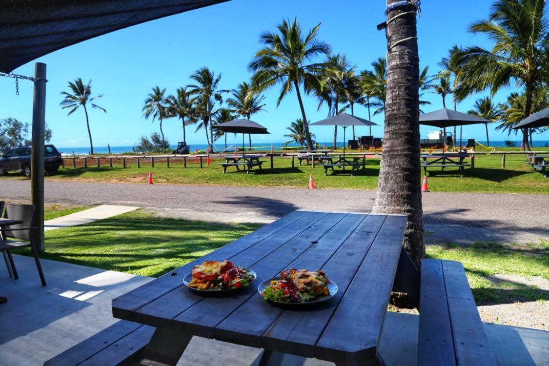 Sarina Beach Motel Grasstree Beach ภายนอก รูปภาพ